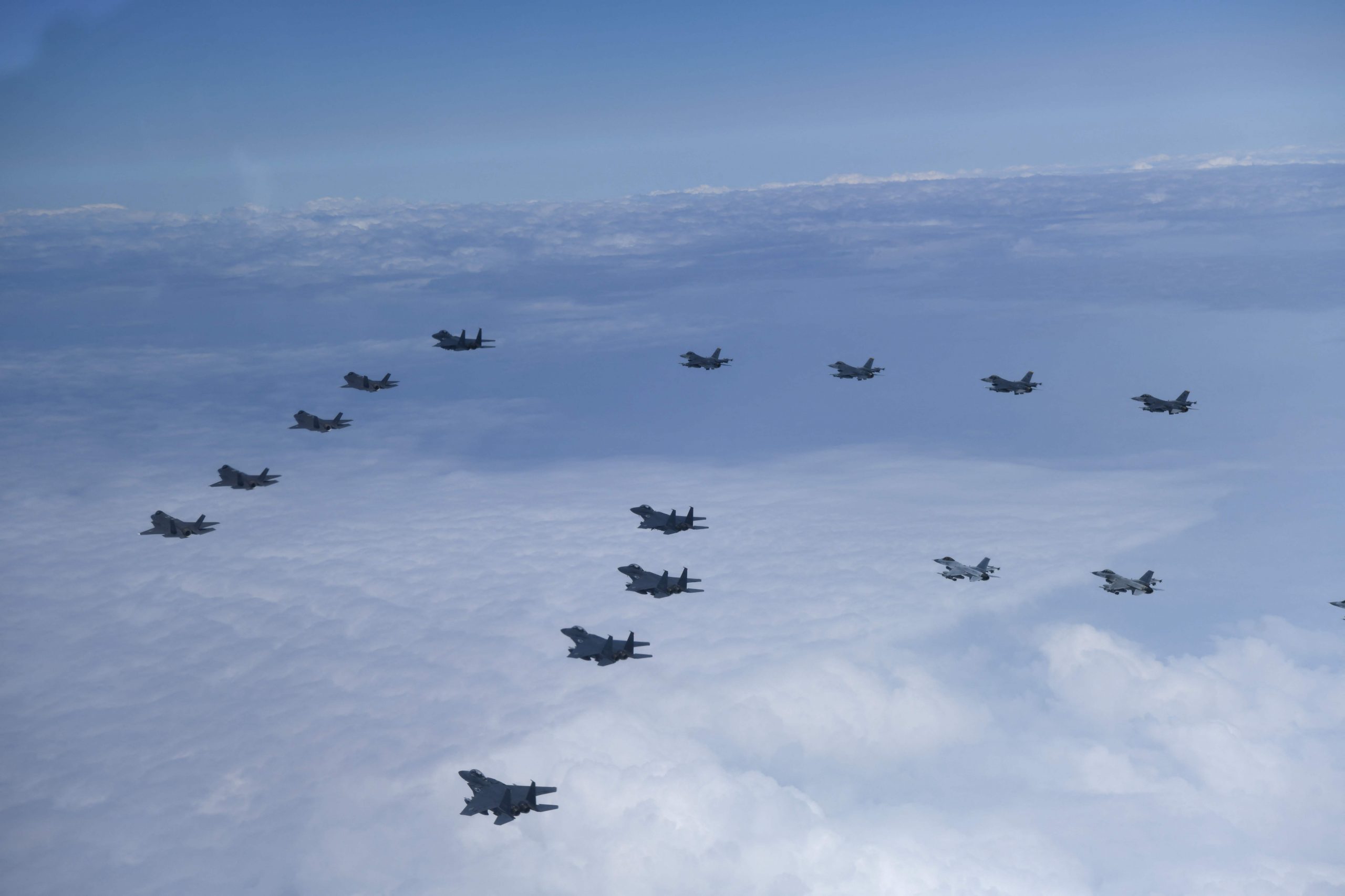韩美动员20架战机对朝示威飞行