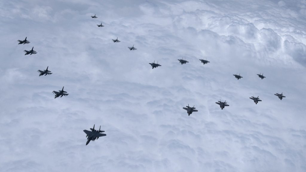 韩美动员20架战机 对朝鲜示威飞行