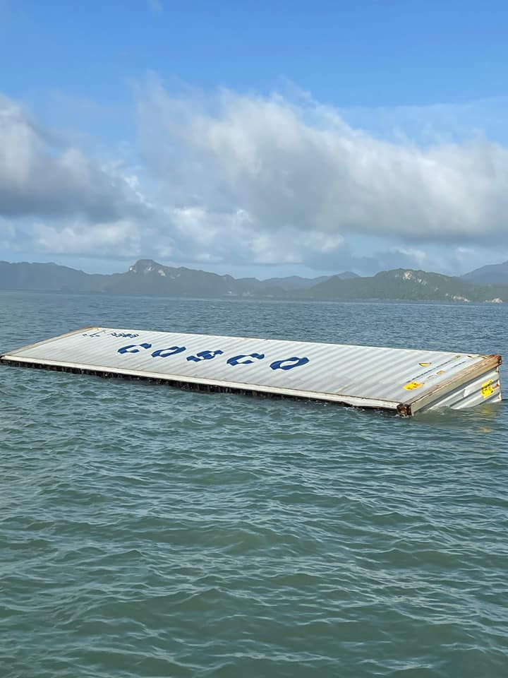（全国版）大马海事局于浮罗交怡港口限制区（Had Pelabuhan）发现8个集装箱，疑是本周一（5月30日）在泰国董里府干东县海域遇到风暴后被掀翻落水的集装箱。