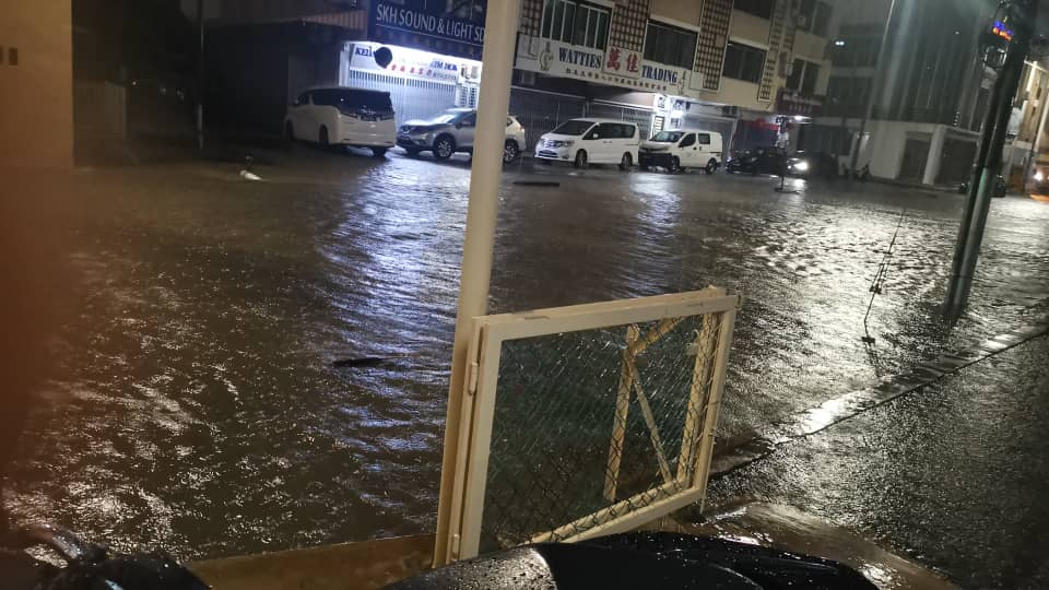 （古城封面主文）凌晨大雨甲市多处淹水，哥打拉沙马那选区几乎无一幸免，一片泽国