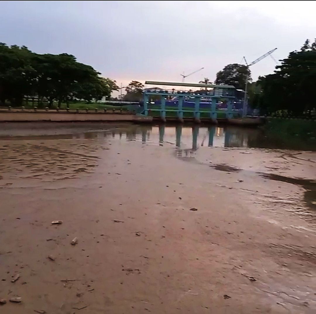 （古城封面副文）大雨导致马六甲河河水一度涨至危险水平