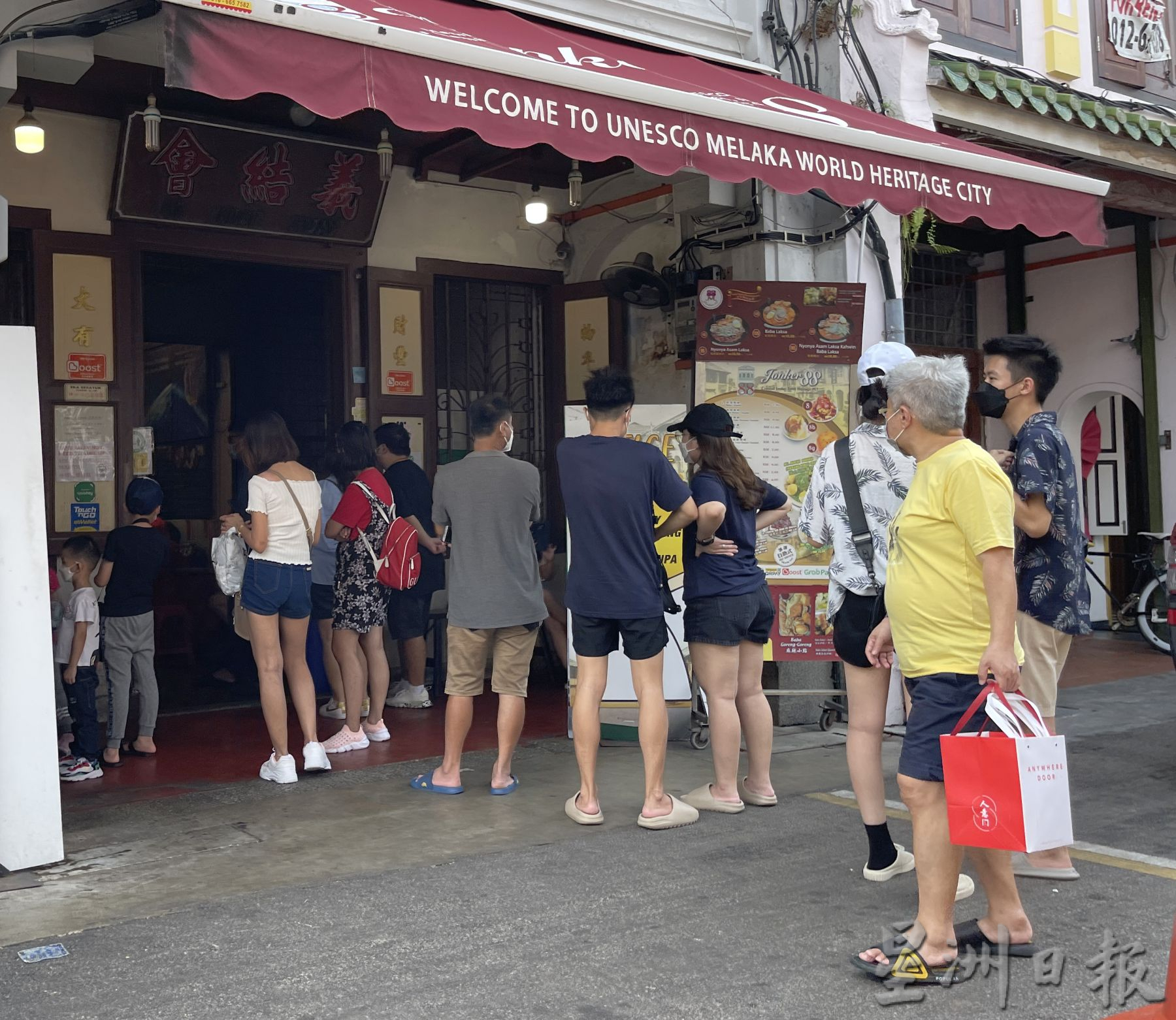 （古城第二版主文）长假鸡场街人流维持高峰·华裔家庭畅快旅游