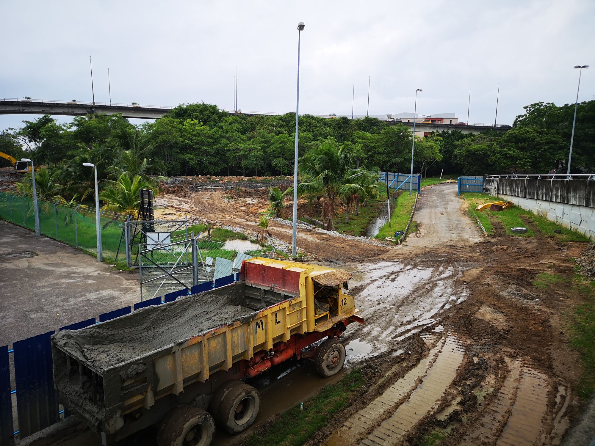 （古城）水利灌溉局清理甲河后将淤泥堆积空地惹非议