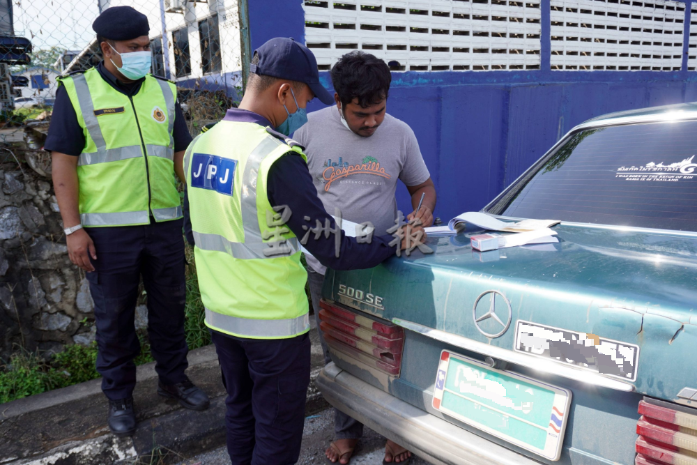 （大北马）33泰国车违反陆交法令被开罚单，现场缴清300令吉罚款才获准放行