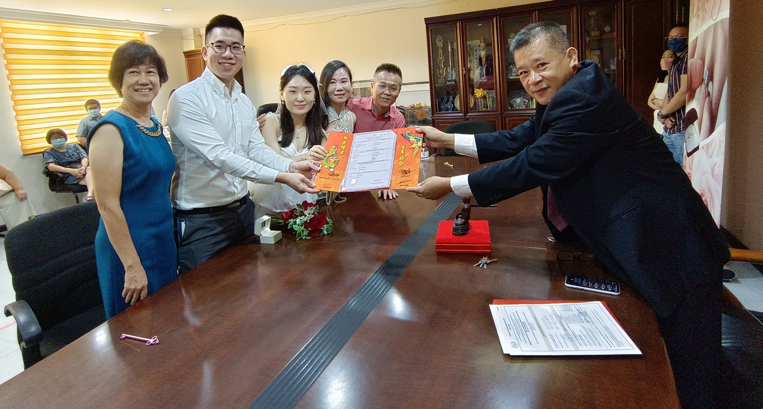 （大北马）吉打华人大会堂婚姻助理注册官刘永发亲自为长子主持结婚注册仪式。