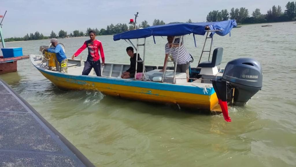 出海遇大浪船翻覆，印尼渔夫1获救1失踪