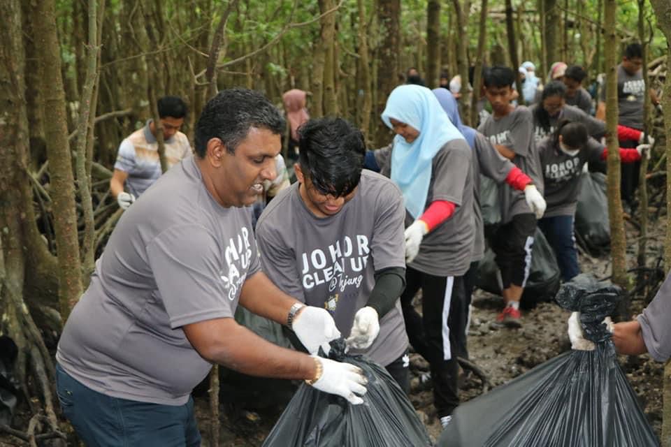 （已签发）柔：拉文古玛率300志愿者，清洁丹绒比艾国家公园