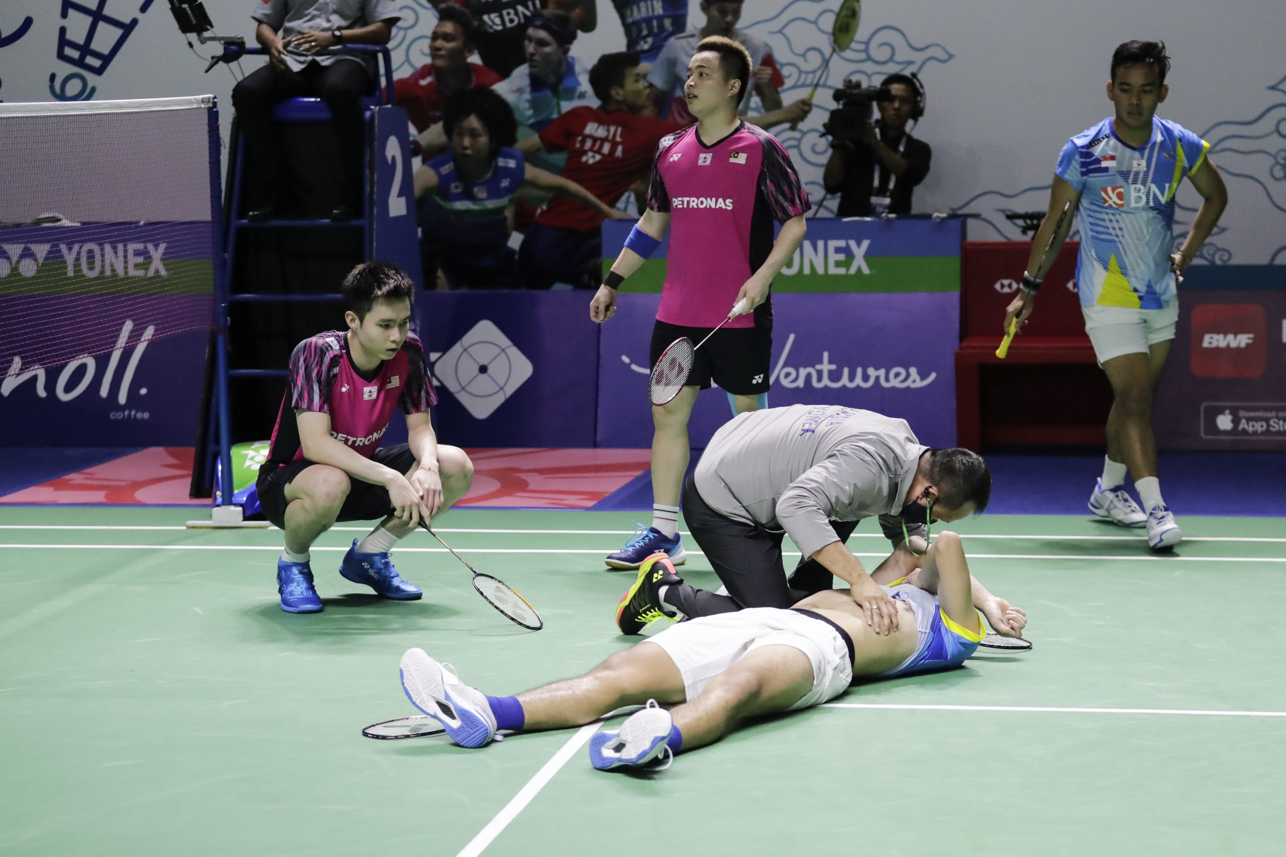 （最后综合）印尼羽球超级1000赛  亚洲冠军决胜局受伤  谢苏险胜闯4强