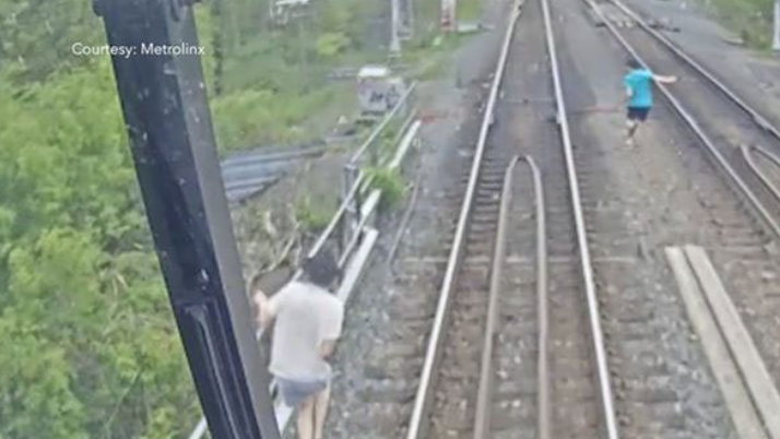 视频 | 3少年要玩不要命！铁轨狂奔险遭火车撞飞