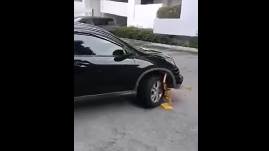 视频 | 男子不满被锁轮胎 强行开车两败俱伤