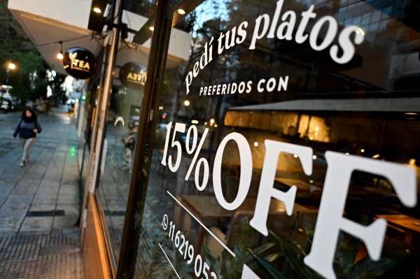 阿根廷物价飙高61% 指标利率一口气升至52%