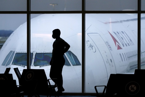 旅游需求爆发 全球航空业亏损大减明年转盈