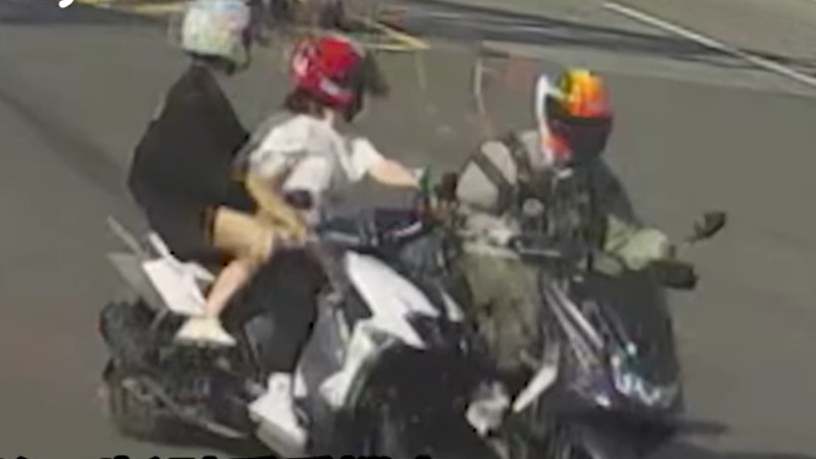 视频 | 紧盯车道11秒还出事！女骑士一催油门撞飞人