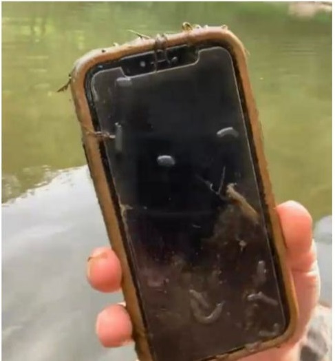 iPhone掉河中泡水10个月 烘乾后充电竟还能用