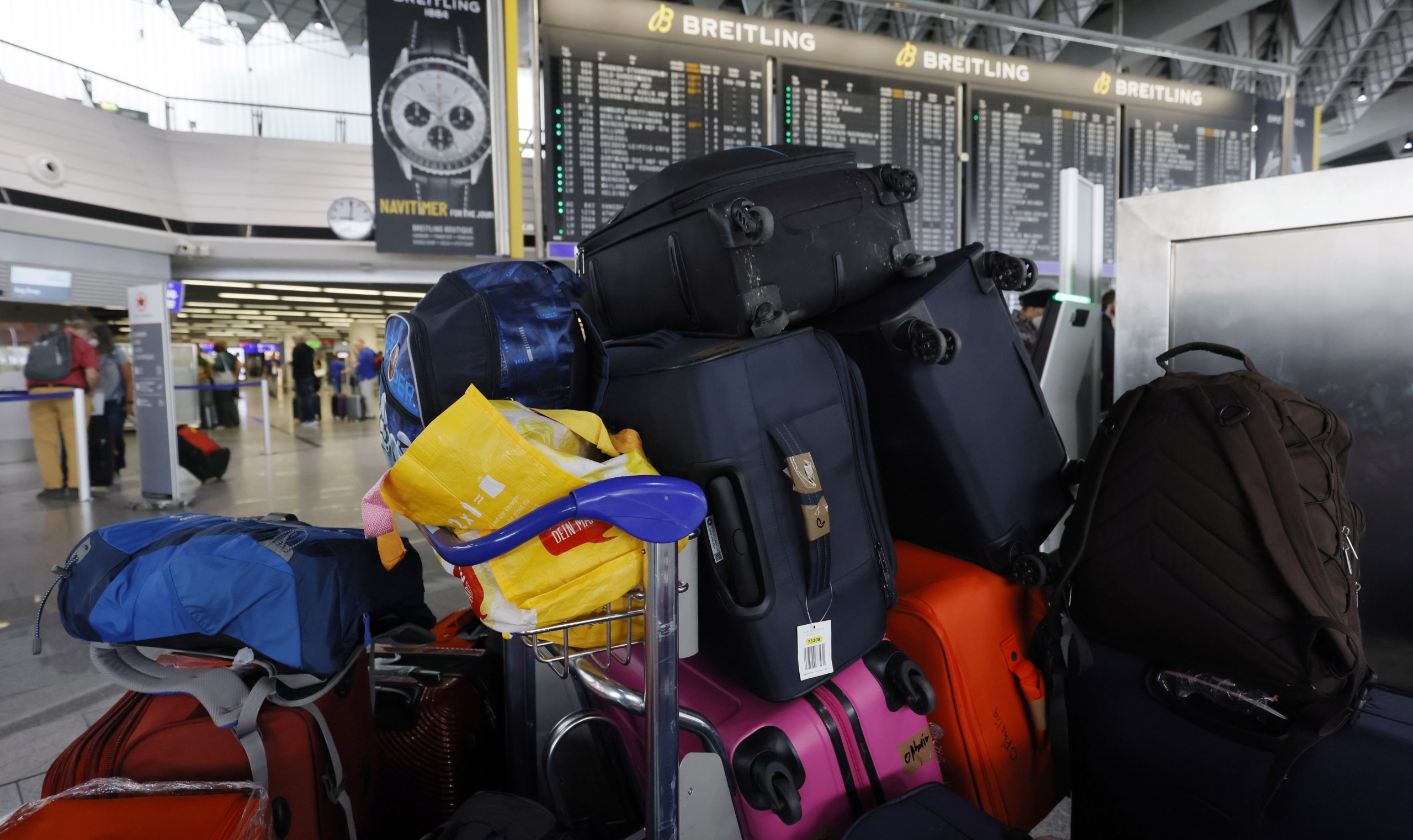 2000件行李滞留德机场 负责人：都怪旅客爱用黑色行李箱
