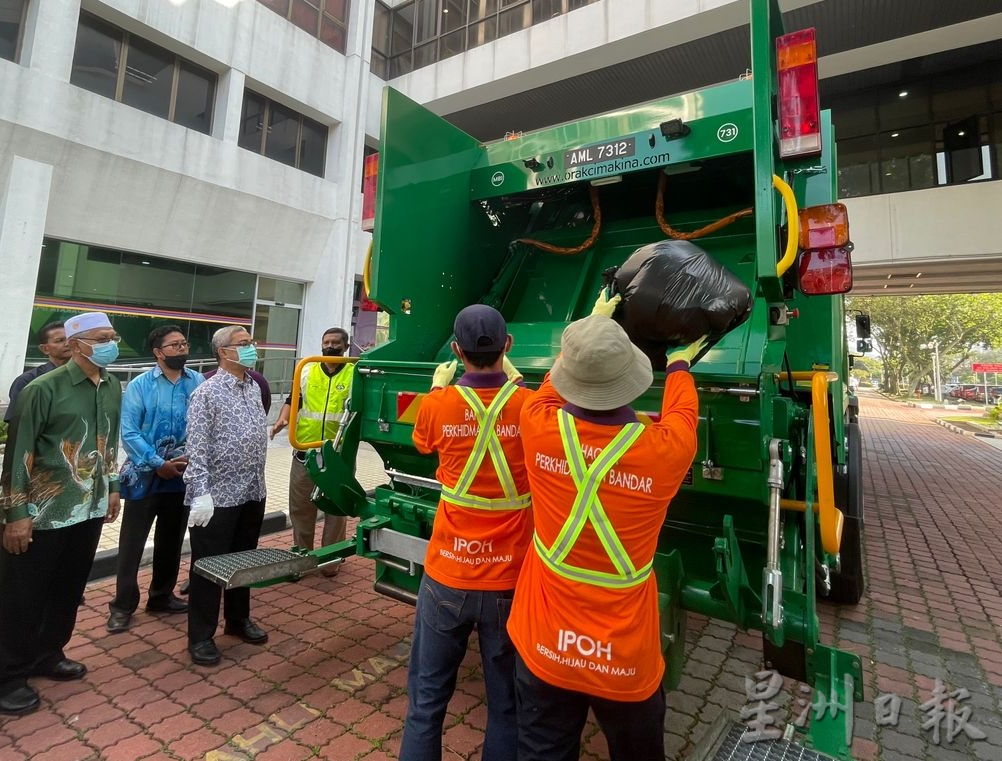 2全新垃圾车投入服务 市长：能解决怡保垃圾问题 