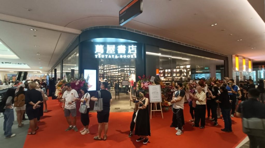 东南亚首家 茑屋书店今开张 300书迷排队等候
