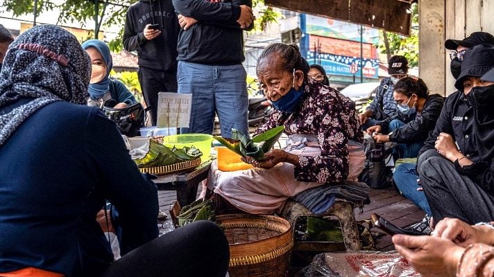 Elderly Indonesian culinary legend’s sweet treats stand the test of time