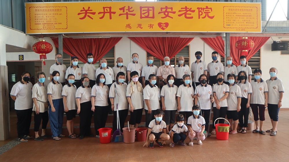 马来西亚无极圣母总会（关丹分会）约40人 为关丹华团安老院进行大扫除