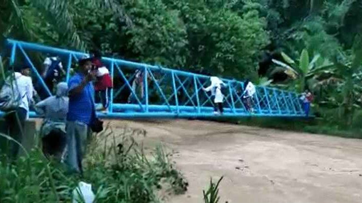 学生爬渡槽过河引关注 村民：“我们只要一座桥”