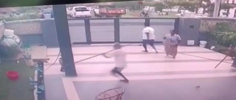 视频 | 2刀匪闯屋行劫  一家三口顽抗 屋主被砍伤