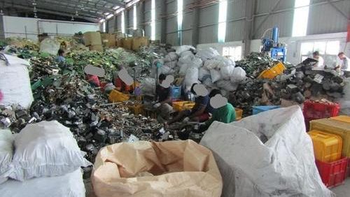 制造厂暗里回收处理电子垃圾 执法员充公逾百万令吉产品
