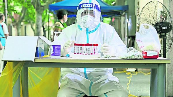 上海张文宏团队警示：酷热中暑风险太高  执行防疫勿穿防护服