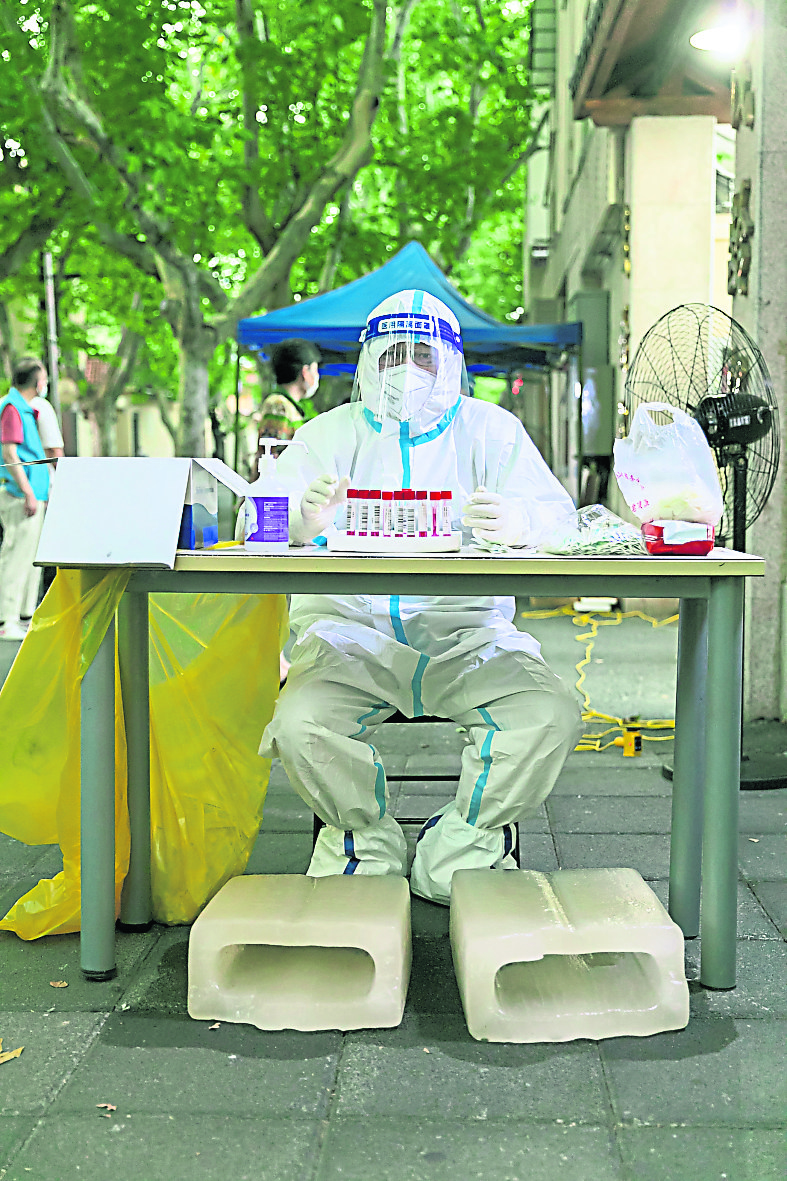 上海张文宏团队警示：酷热中暑风险太高 执行防疫勿穿防护服