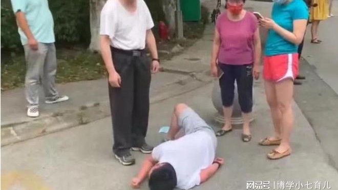 上海男童做核酸遭拒  持菜刀大闹现场