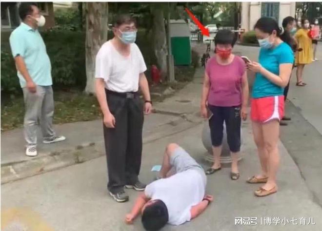 上海男童做核酸遭拒持菜刀大闹现场
