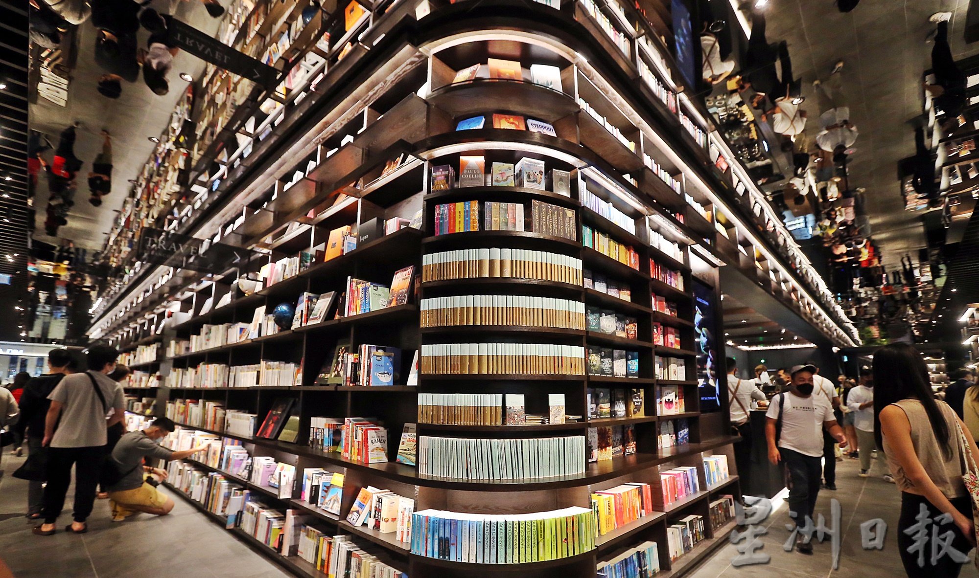 东南亚首家旗舰店 茑屋书店开张 千人“朝圣”