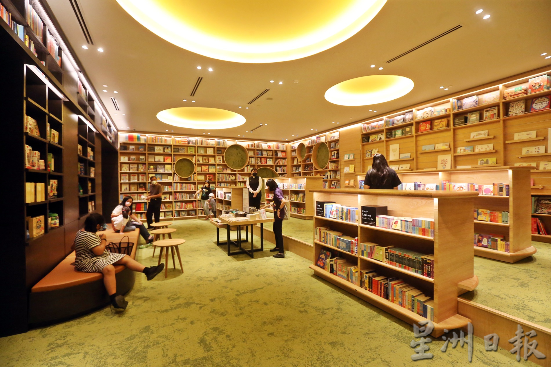 东南亚首家旗舰店 茑屋书店开张 千人“朝圣”