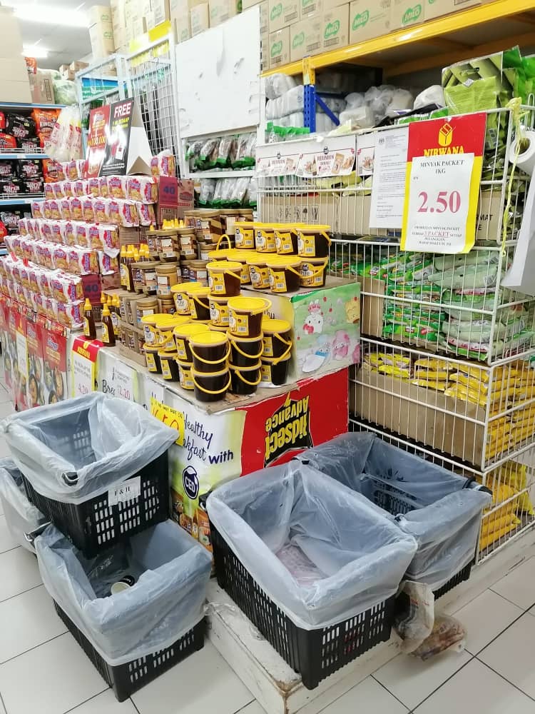 东封面副文：部份超市因顾客抢购而售罄，关丹津贴包装食油未出现断货现象。