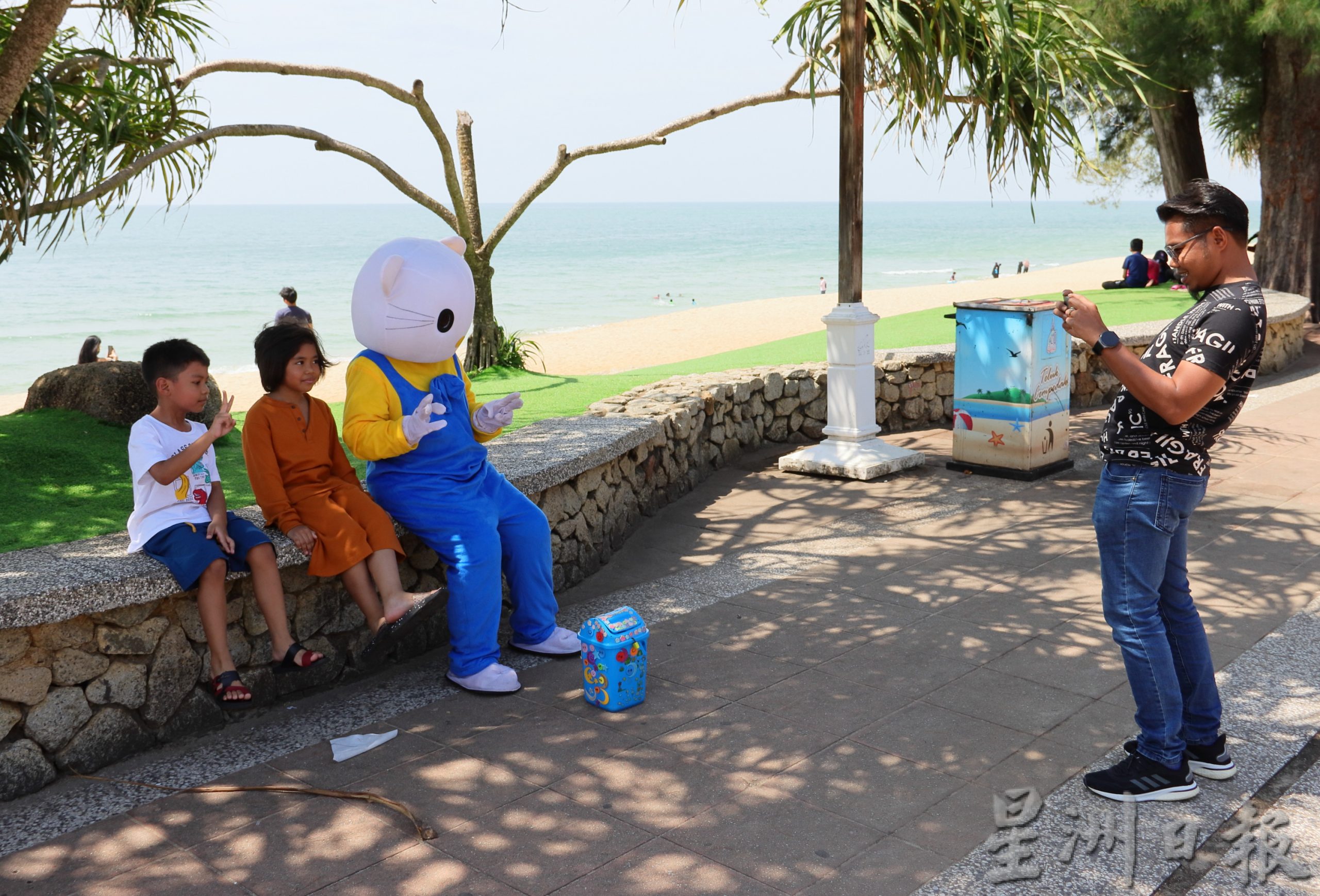 东／哈芝节连假开始，直落尖不辣海滩人潮增。