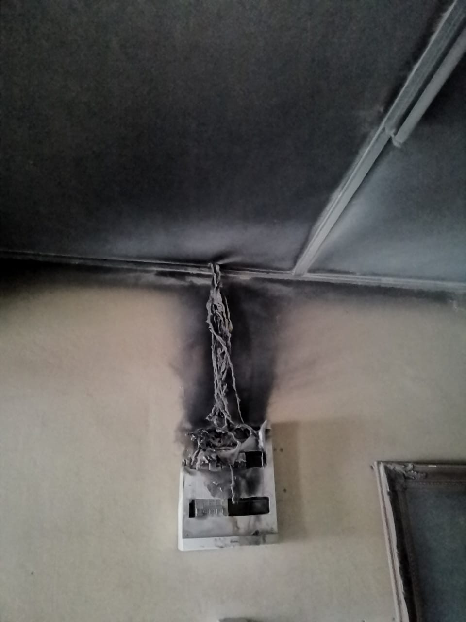 东：保险丝盒电线短路突冒火，甘孟民宅发生火警及时扑灭。