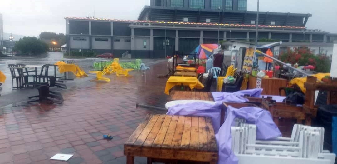 东：关丹市区暴风雨，关丹广场5小贩摊位损坏。