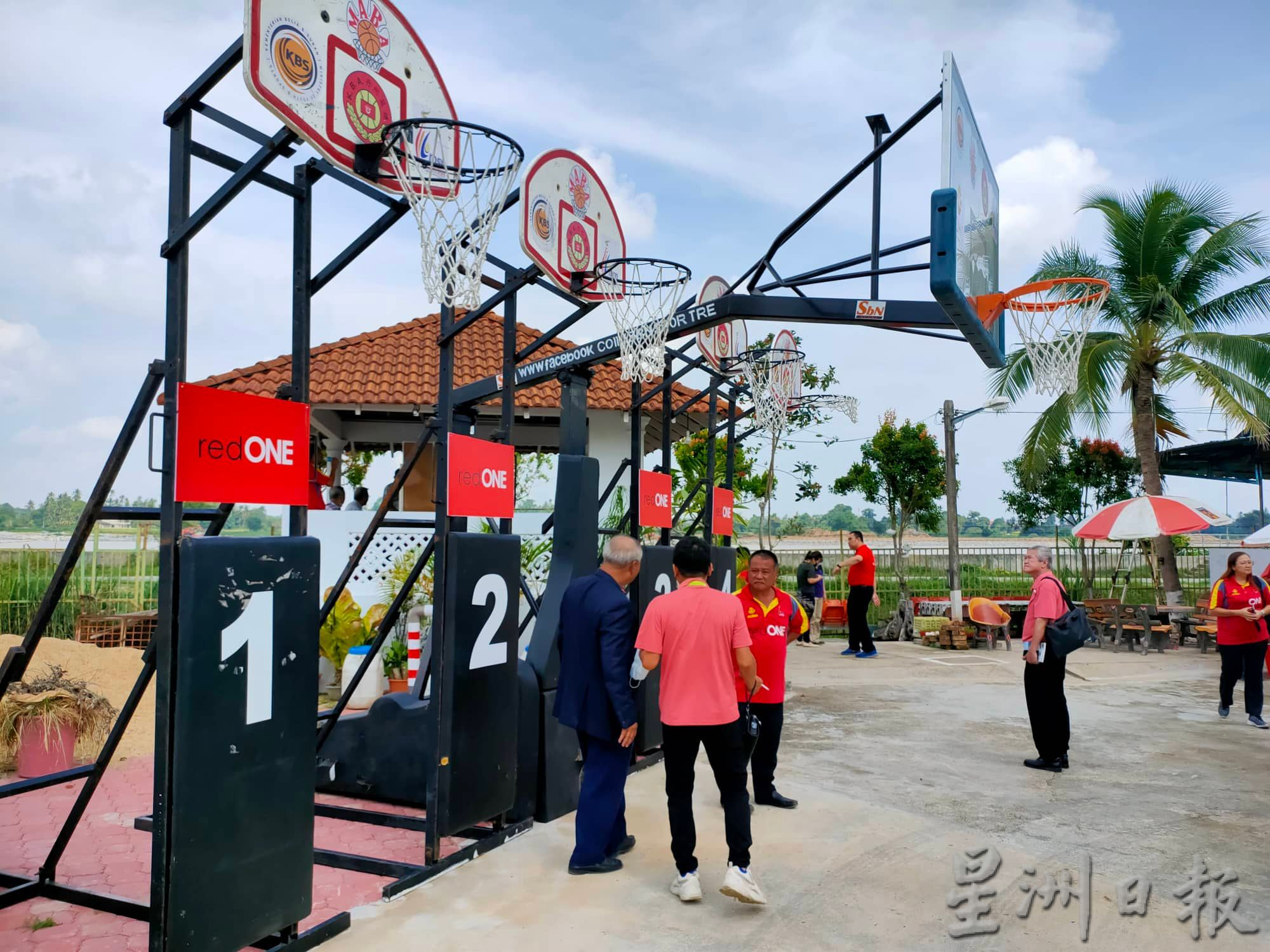 东：吉兰丹篮球总会目前在哥市唐人坡筹备设立篮球中心，今天获得亲临来访的大马篮总会长拿督斯里李典和与其团队给力支持。