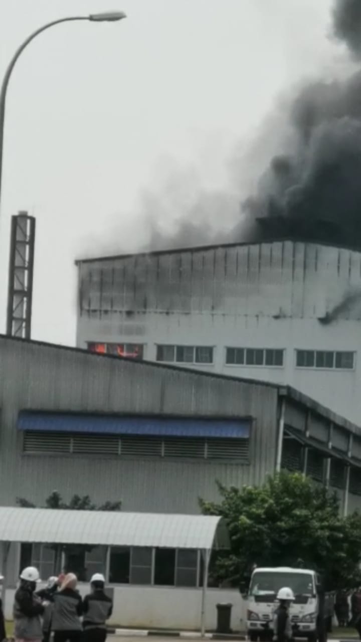 东：吉利地工业区一家生产鸡饲料的工厂今早失火，所幸消拯员及时赶到控制及扑灭火势，不过事故造成3名员工受伤。
