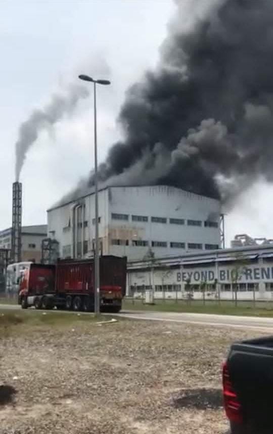 东：吉利地工业区一家生产鸡饲料的工厂今早失火，所幸消拯员及时赶到控制及扑灭火势，不过事故造成3名员工受伤。