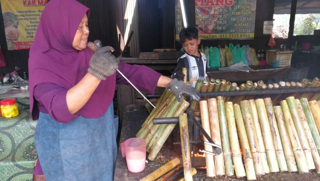 哈芝节带旺销量 小贩日售1500竹筒饭