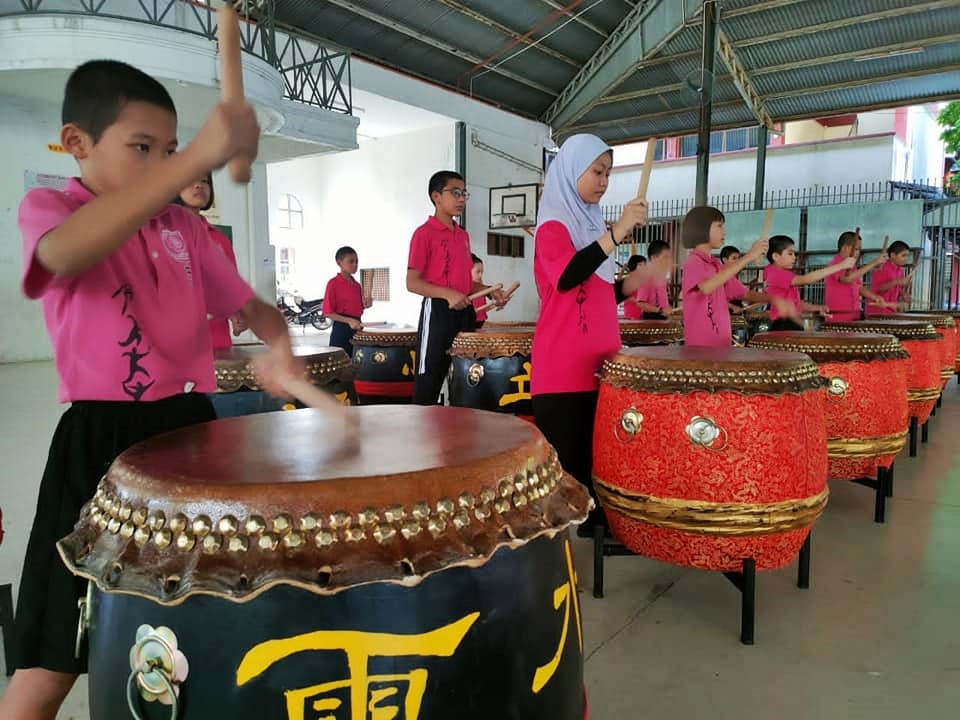 东：哥打峇鲁中正华小二十四节令鼓队正式成立，由鼓动华堂教练培训。