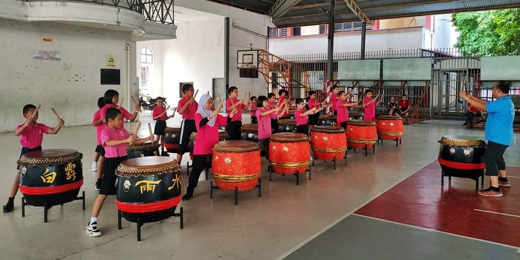 东：哥打峇鲁中正华小二十四节令鼓队正式成立，由鼓动华堂教练培训。