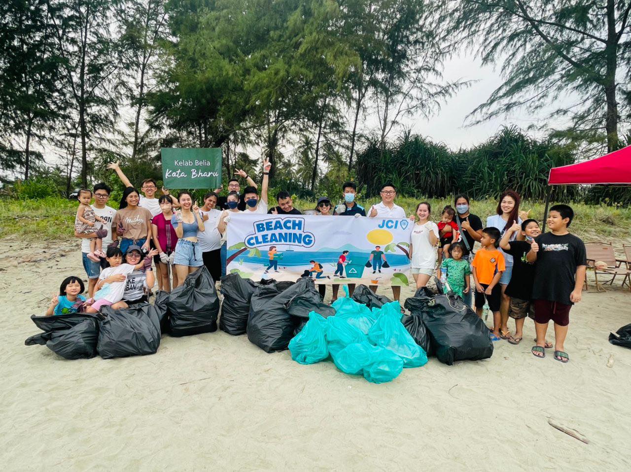 东：哥打峇鲁青商会到格玛辛海滩进行环保活动，清理了超过120公斤的垃圾。