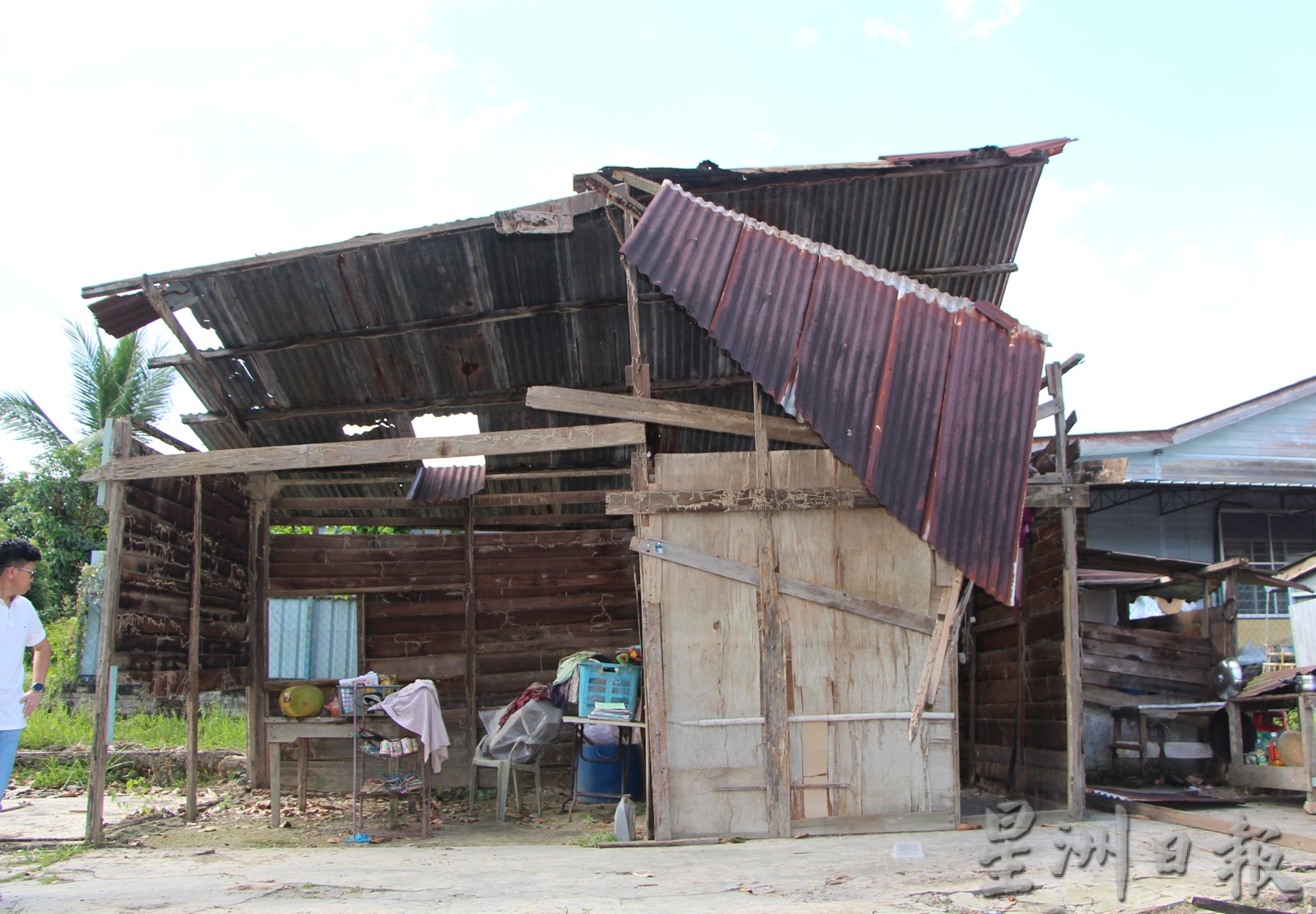 东：武吉公满村民住家被狂风摧毁，获得新巴力守望相助群组协助重建