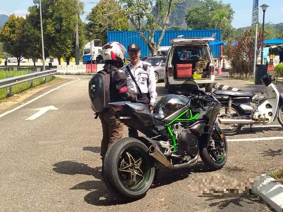 东：警方取缔摩托车