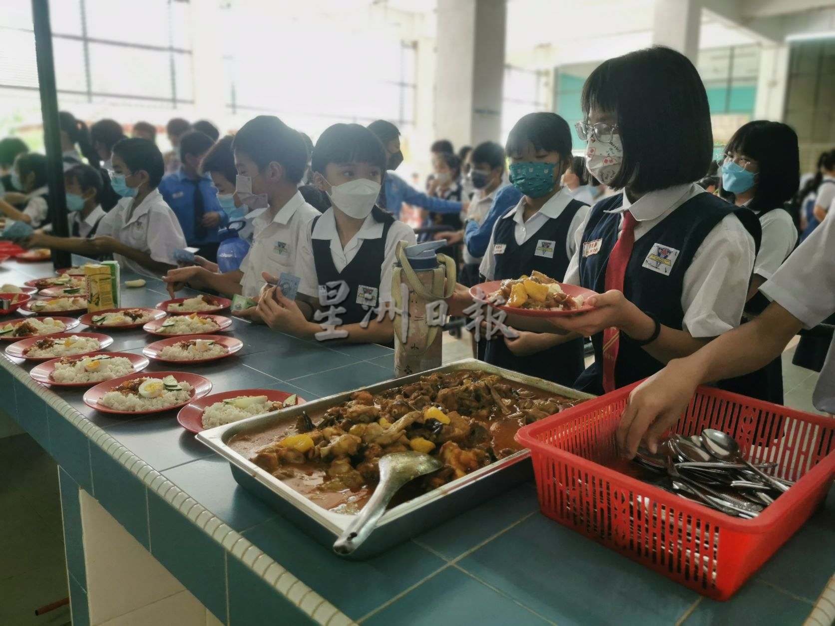 东：阔别两年多，学校食堂终于开放，学生们下课时开心购买食物用餐！
