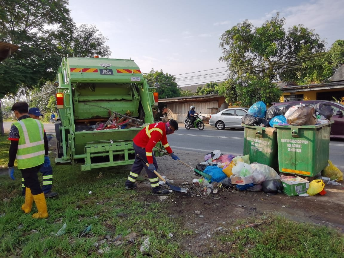 东：阿南弗拉（Alam Flora）私人有限公司履行企业社会责任，哈芝节期间协助瓜登市政厅清理垃圾，在一个星期内处理了350公吨垃圾。
