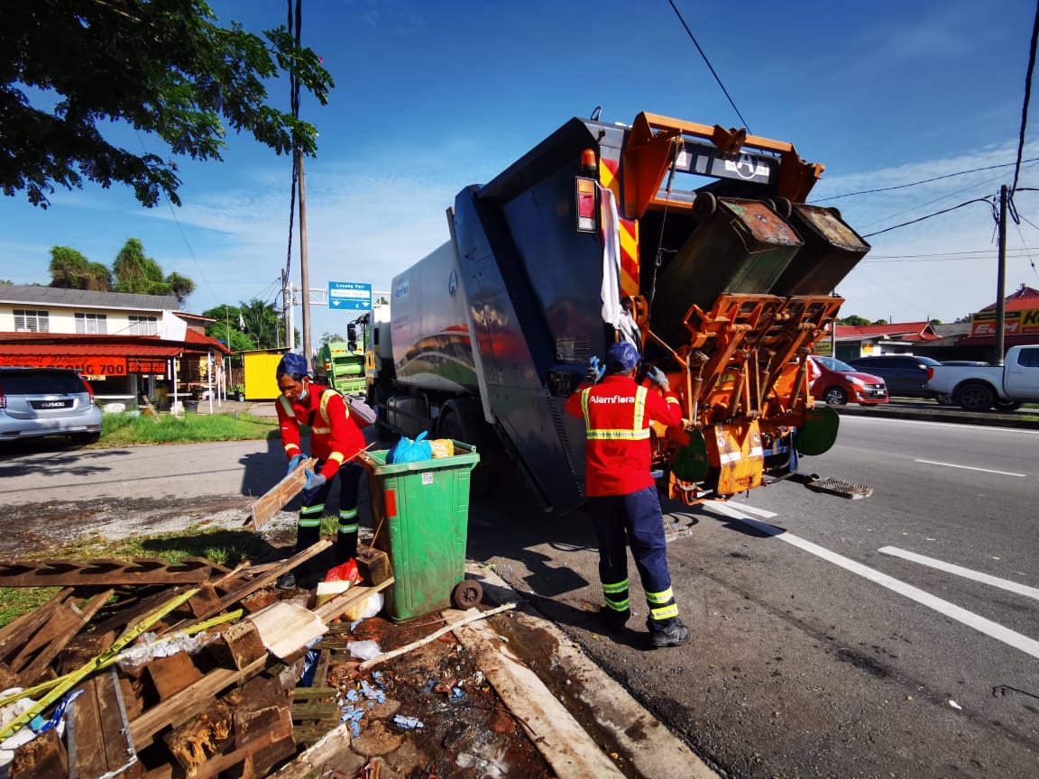 东：阿南弗拉（Alam Flora）私人有限公司履行企业社会责任，哈芝节期间协助瓜登市政厅清理垃圾，在一个星期内处理了350公吨垃圾。