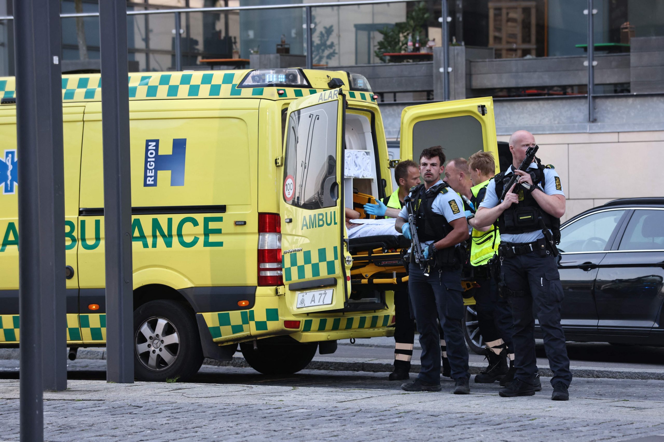 丹麦最大购物中心枪案3死3重伤 嫌犯被逮捕 民众惊逃