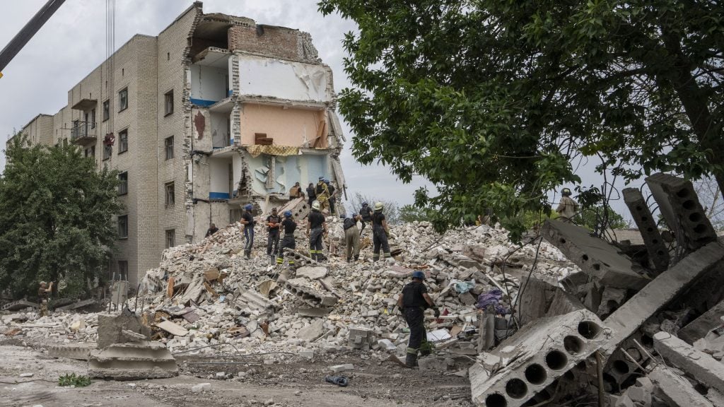 乌东小镇公寓遭空袭 民楼变废墟致15死